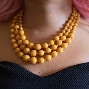 STRIPE STRAND MUSTARD BREAD NECKLACE